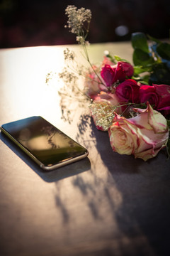 手机和鲜花