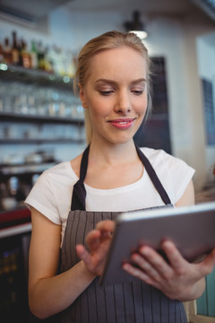 商务女人在咖啡馆使用平板电脑