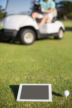 公园里的平板电脑和高尔夫球