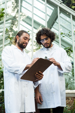 在花园里讨论植物的男植物学家