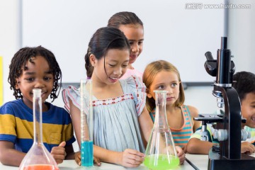 上实验课的小学生