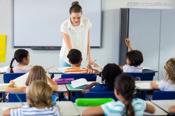 女老师在教室里给学生们上课