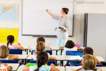 在教学生们上课的女老师