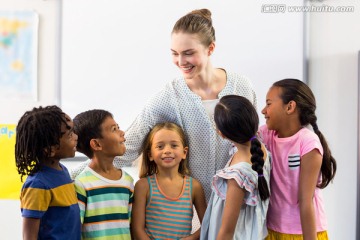 微笑的女教师和学生们在教室里