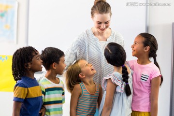 微笑的女教师和学生们在教室里