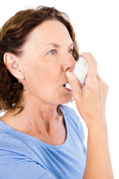 使用哮喘吸入器的女人