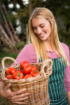 拿着一篮西红柿的女农民