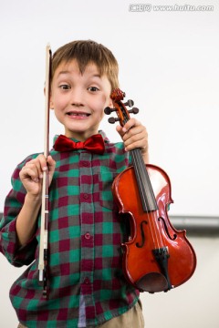 拿着小提琴的男孩