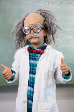 男孩打扮成科学家