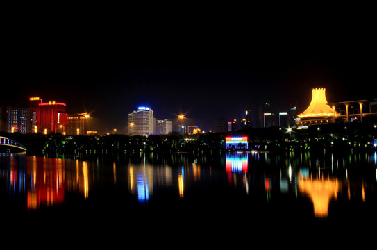 民歌湖夜景