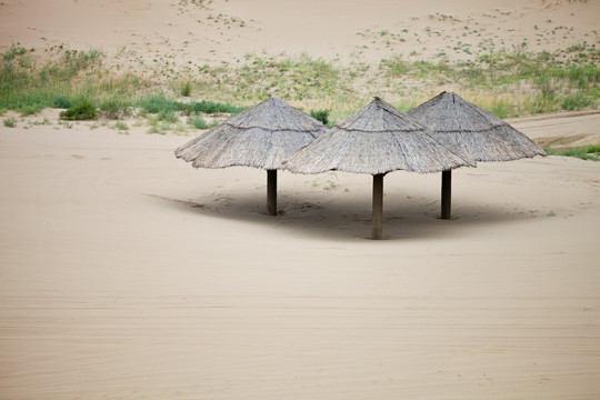宁夏沙湖 沙漠中的草亭