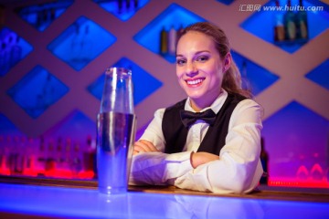 微笑着的酒吧服务员