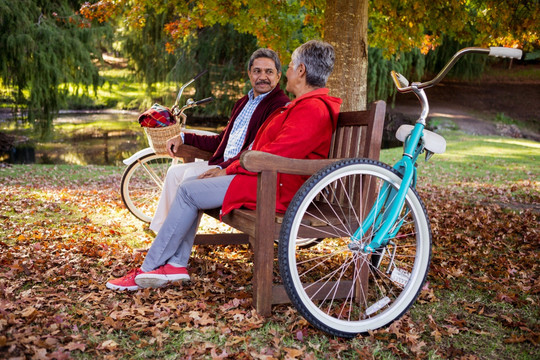 坐在公园长椅上的一对老夫妻