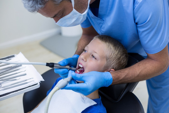 医生为孩子检查牙齿