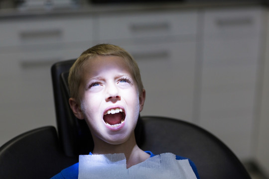 接受牙医治疗的病人