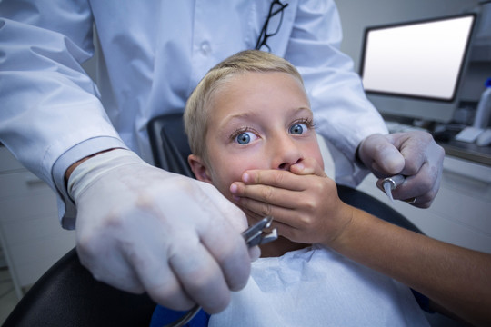 男孩害怕做牙科手术