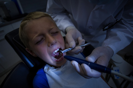 牙医为男孩做牙齿检查