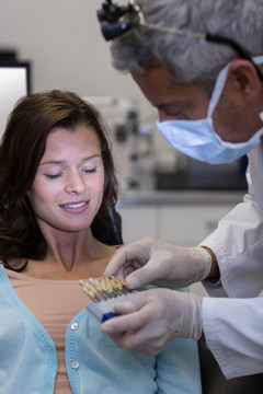 牙医检查女性病人的牙齿