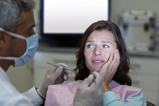 牙医为女人做牙齿检查
