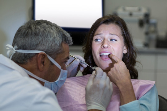 牙医为女人做牙齿检查