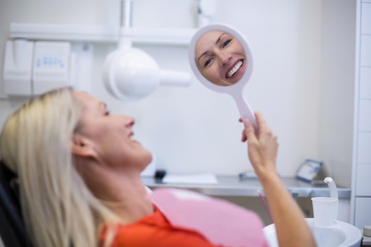 病人照镜子检查牙齿