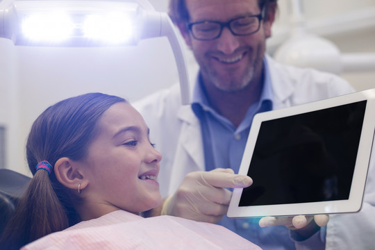 牙医向病人展示平板电脑