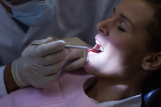牙医为病人做手术