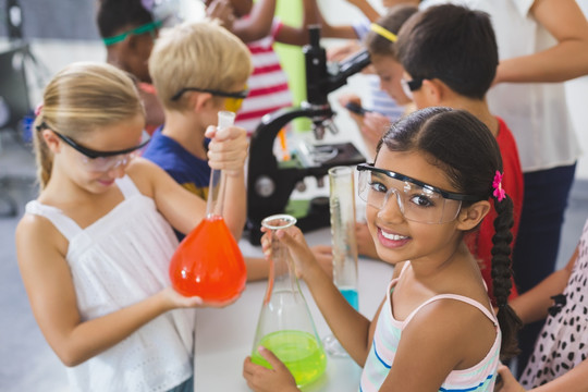 孩子们在实验室里做化学实验