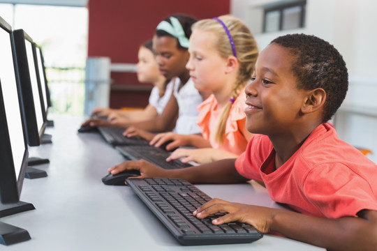 学校的孩子们在教室里使用电脑
