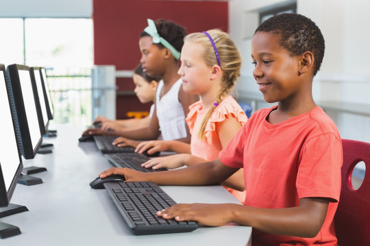 学校的孩子们在教室里使用电脑