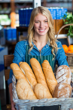微笑着抱着面包的女人