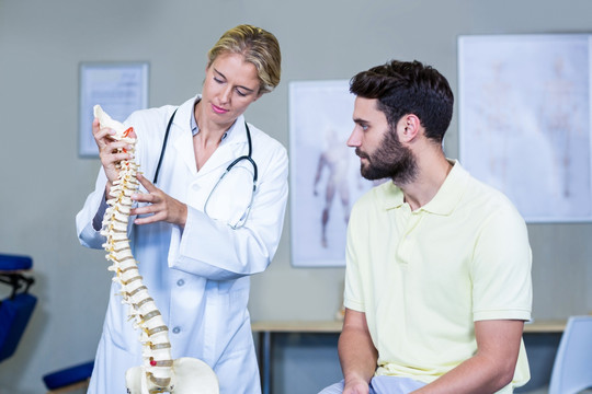 物理治疗师解释病人脊柱模型