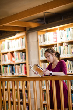 在图书馆里看书的女大学生