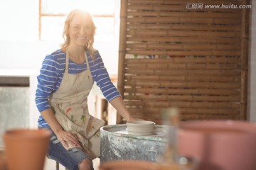 在做陶艺的女陶艺工