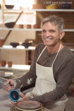 微笑的男陶艺工
