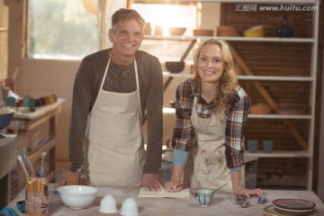 微笑的两名陶艺工在陶艺坊里