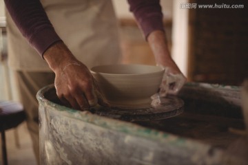 在制作陶器的男陶艺工