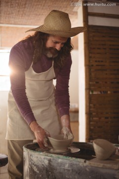 在制作陶器的男陶艺工