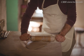 在擀黏土的男陶艺工