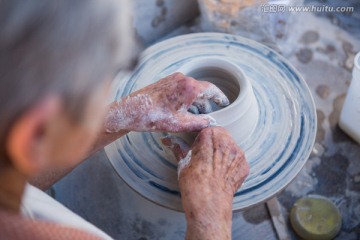 在做陶器的老太太