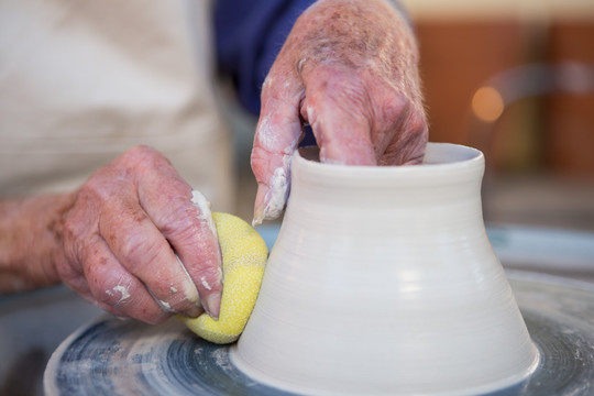 在做陶器的女艺术家