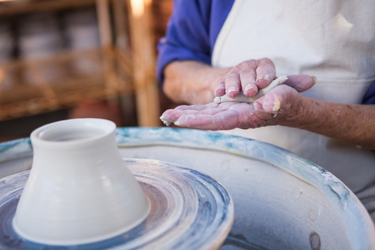 在做陶器的女艺术家