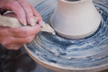 在做陶器的老太太
