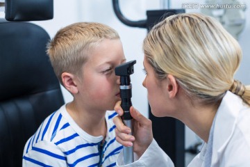 验光师为患者做视力检查