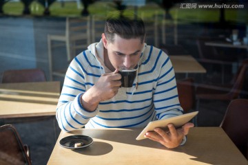 喝咖啡使用平板电脑的商务男人
