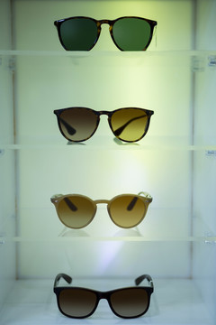 显示器上的各种太阳眼镜