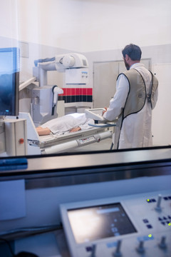 医生用X射线机检查住院病人