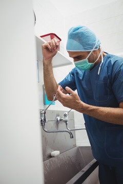男外科医生在医院洗手