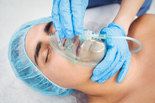 护士给手术室病人戴上氧气面罩