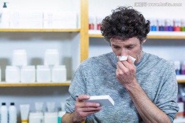 在药店里打喷嚏的男顾客